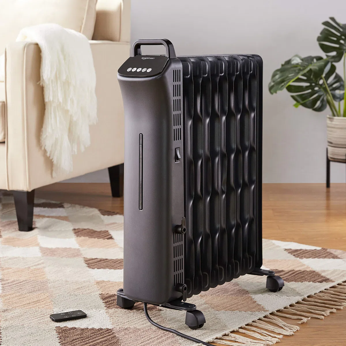 Amazon Basics - Radiador portátil de aceite, con control digital, 11 aletas ondulantes y control remoto, 2500 W, color negro