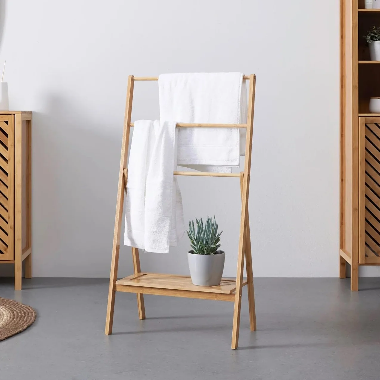 LOLAhome Toallero de pie Triple de bambú Natural 100x53x30 cm Estante 46,5x23 cm