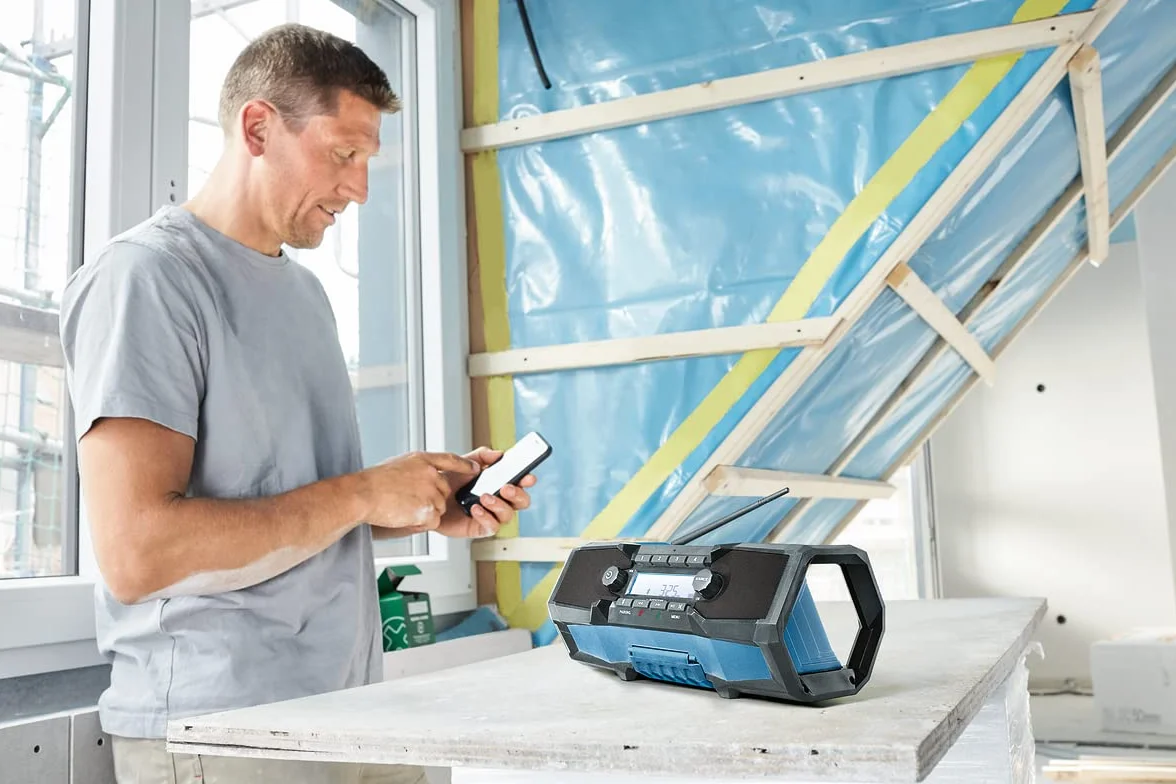 Bosch Professional 18V System radio de obra a batería GPB 18V-2 C (receptor Bluetooth, FM y AUX, incl. 1 fuente de alimentación, 1 cable AUX, 1 pila de botón de litio de 3 V)