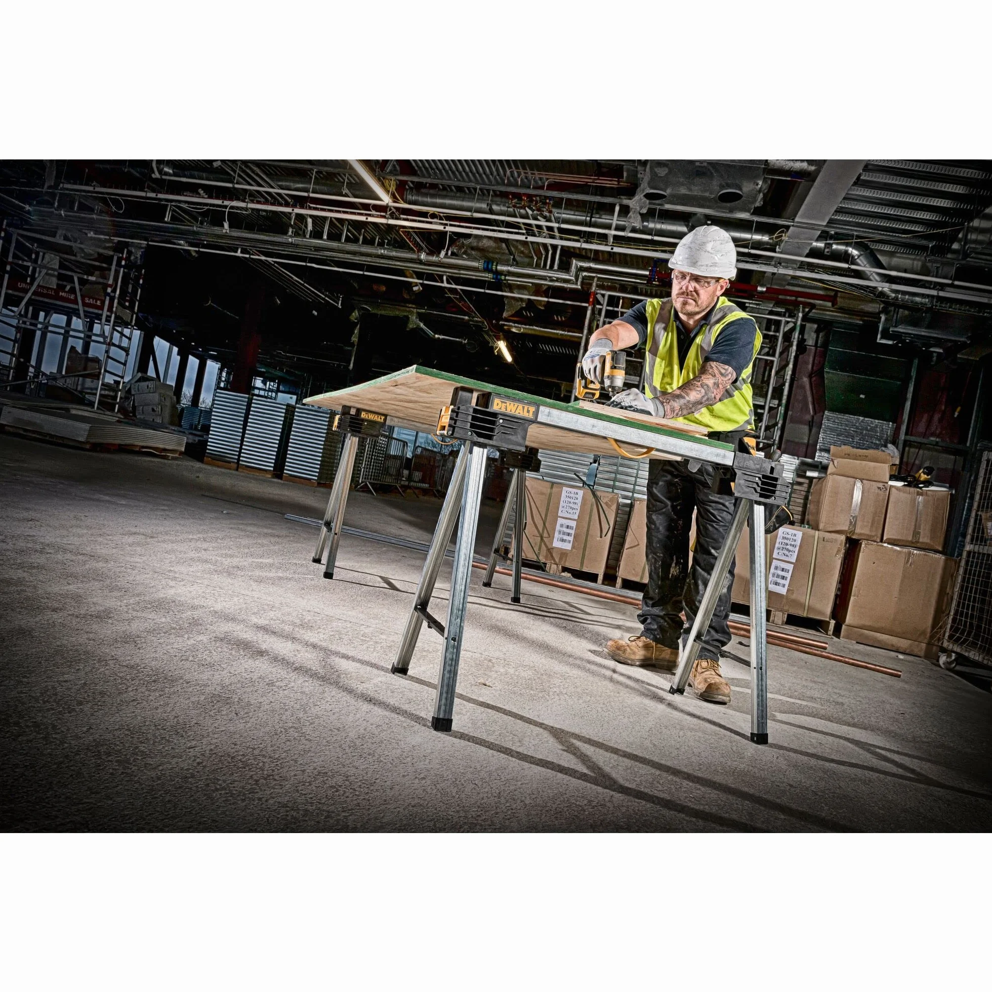 DEWALT DWST1-75676 - Par de Caballetes Metálicos Plegables, Capacidad 900 kg, Altura 1117 mm, Superficie de Goma, Ranura en Forma de V, Bisagras Laterales y Mangos Flexibles