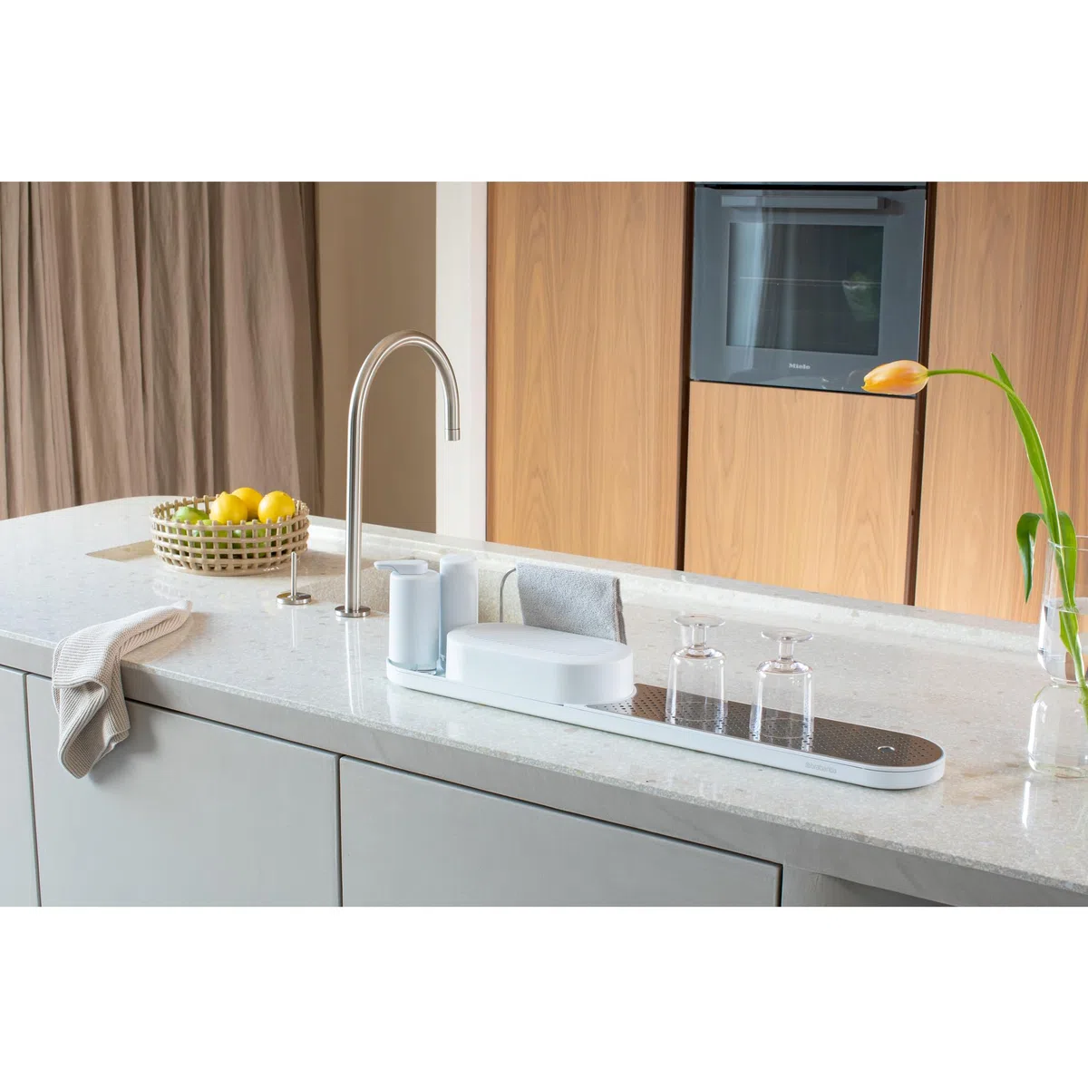 Brabantia - Conjunto SinkStyle con organizador fregadero, bandeja de secado, dispensador de jabón y placa de acero inoxidable extraíble - Mineral Fresh White