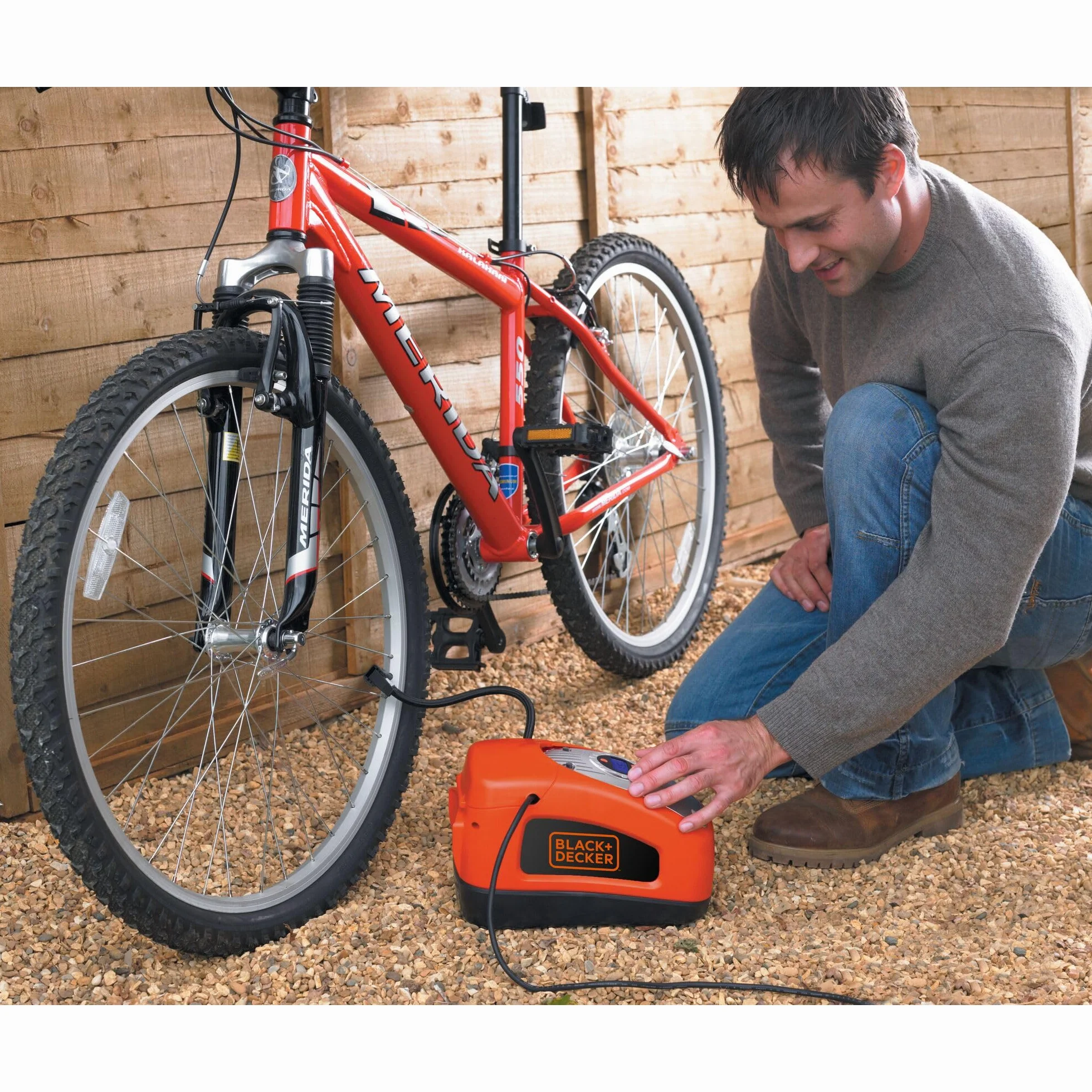 BLACK+DECKER Compresor de Aire Inflador con Cable, Potencia 160 PSI, Alimentación eléctrica 230V o corriente de coche CC 12V, Ajuste Digital de Presión, Auto-Apagado, ASI300-QS