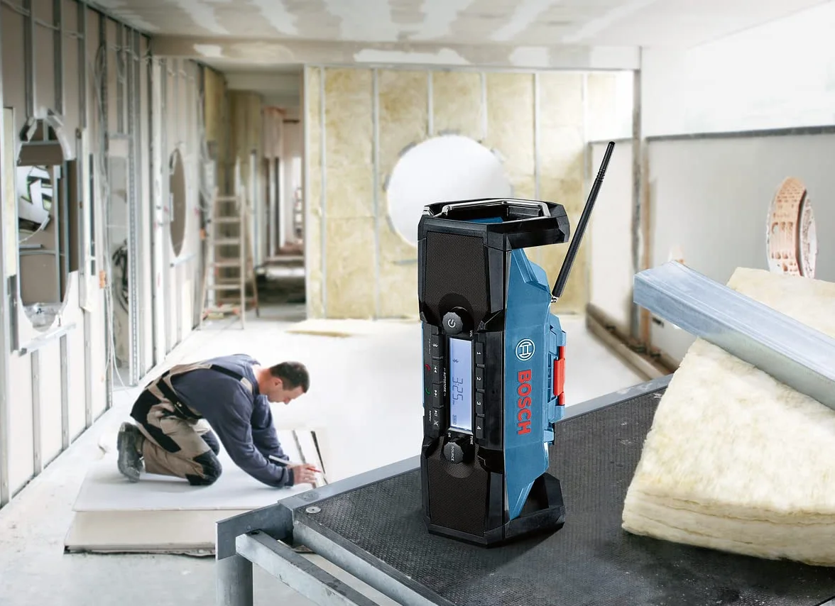 Bosch Professional 18V System radio de obra a batería GPB 18V-2 C (receptor Bluetooth, FM y AUX, incl. 1 fuente de alimentación, 1 cable AUX, 1 pila de botón de litio de 3 V)