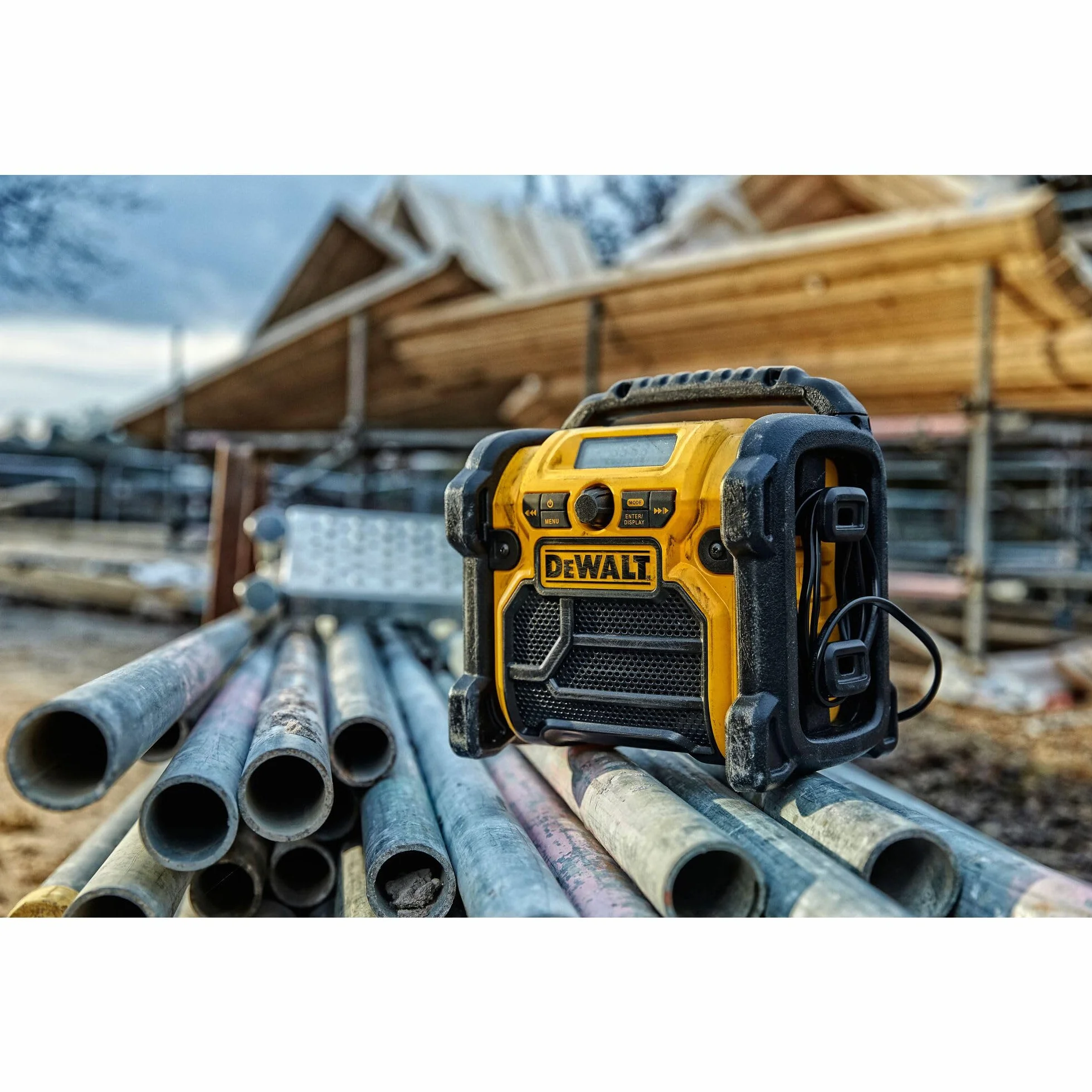 DEWALT DCR020-QW - Radio de trabajo compacta 10.8V - 14.4V - 18V, Puerto USB, Entrada Auxiliar, Sintonizador Digital, Frecuencia: FM/AM/DAB, Incluye Adaptador de Corriente, Se entrega sin batería