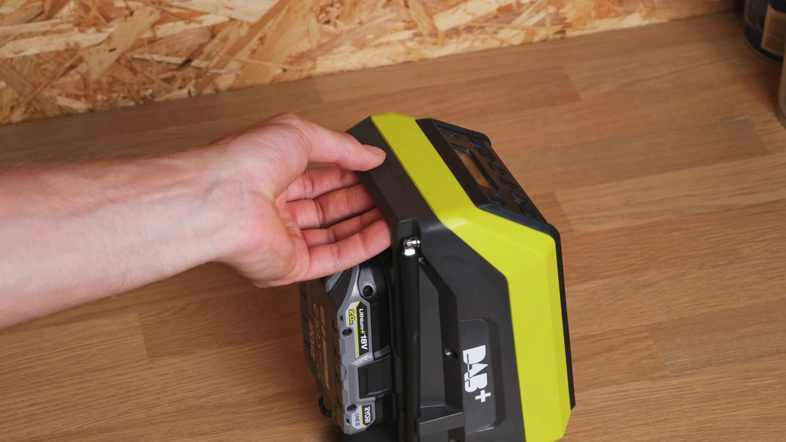 RYOBI - Radio y Altavoz a Batería 18V One+ Bluetooth Am/FM - Uso en Interiores y Exteriores - Conexión USB y Bluetooth 25m - Indicador de Carga - Sin Batería ni Cargador - RRDAB18-0