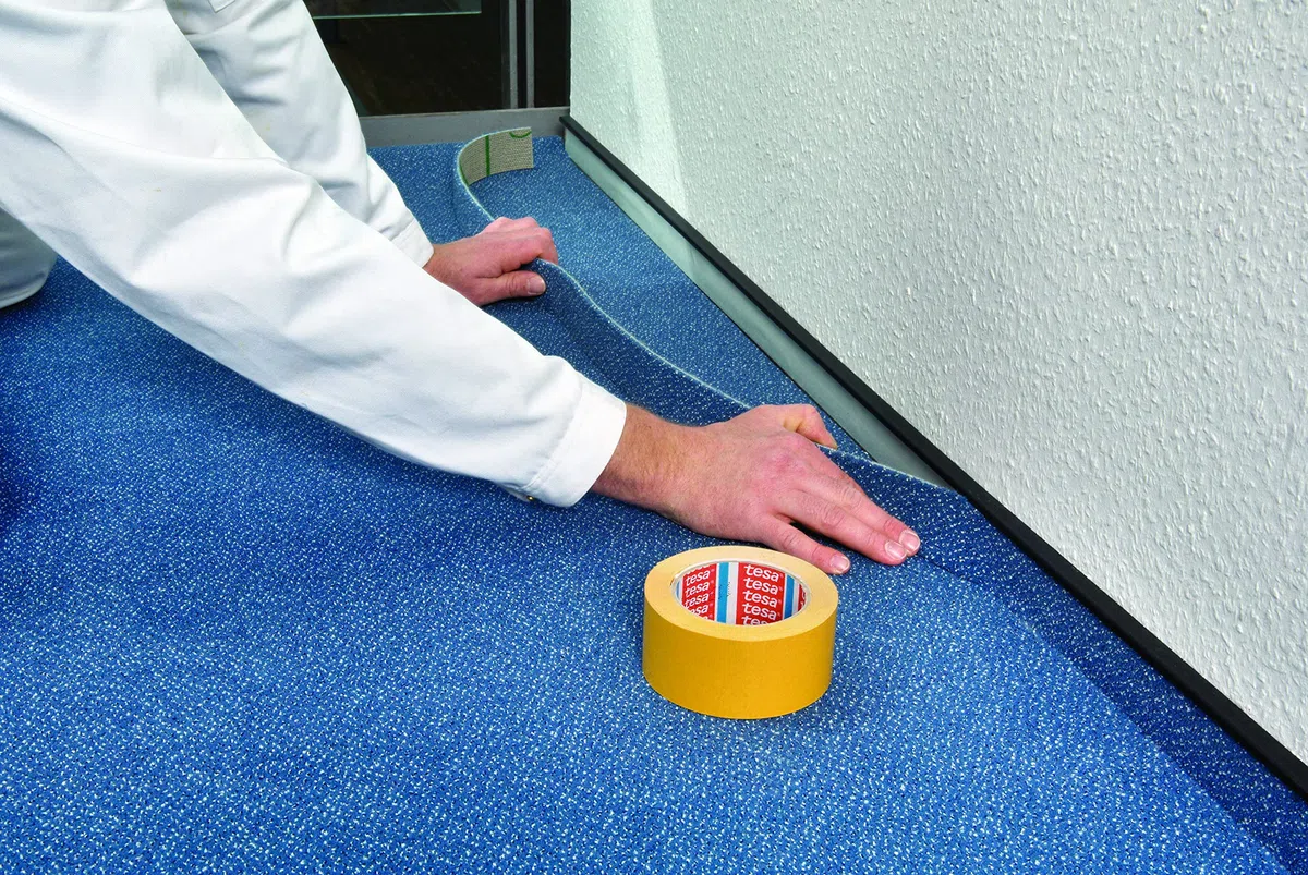 tesa fix 64620 - Cinta de colocación universal para alfombras, de soporte de polipropileno blanco, doble cara, para alfombras, con parte trasera lisa o fibrosa, 25 m x 5 cm, 6 unidades