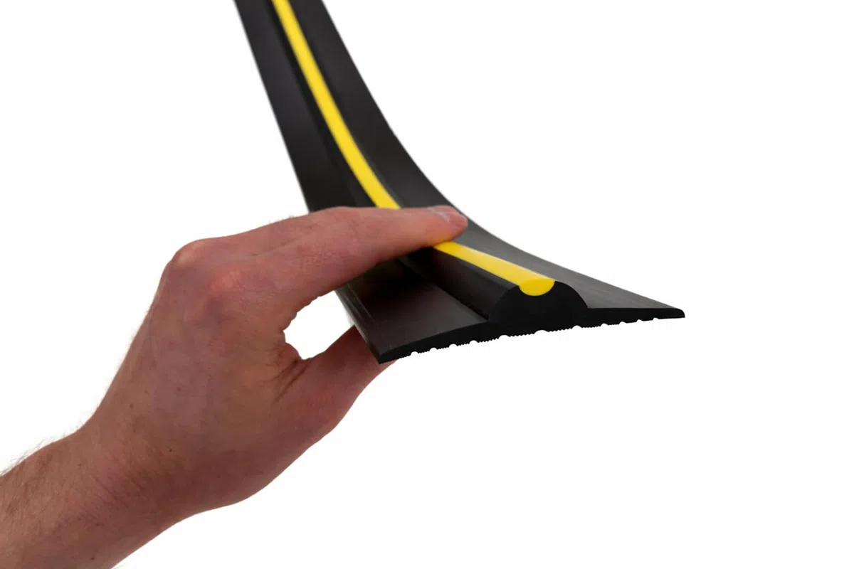 Kit de sellado de umbral de puerta de garaje de 1,5 cm de altura, 4,34 m de longitud | PVC flexible | Kit Completo Incluye Adhesivo | Gara Dry