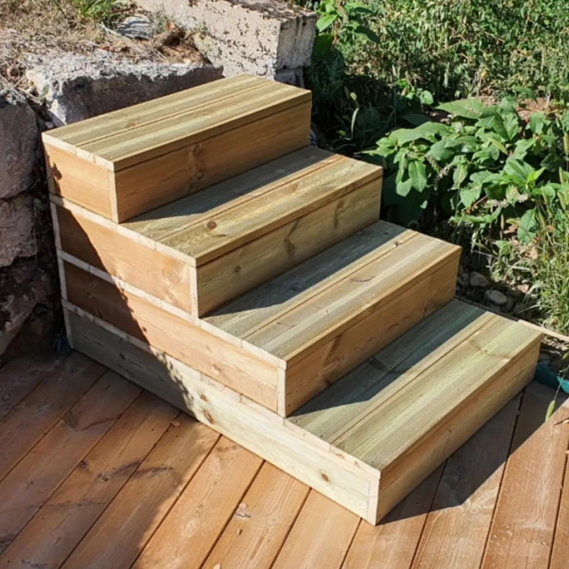 Los peldaños modulares Vinuovo permiten crear fácilmente un peldaño o una escalera exterior. - 2planchas - de 60 cm ancho - de altura 17 cm