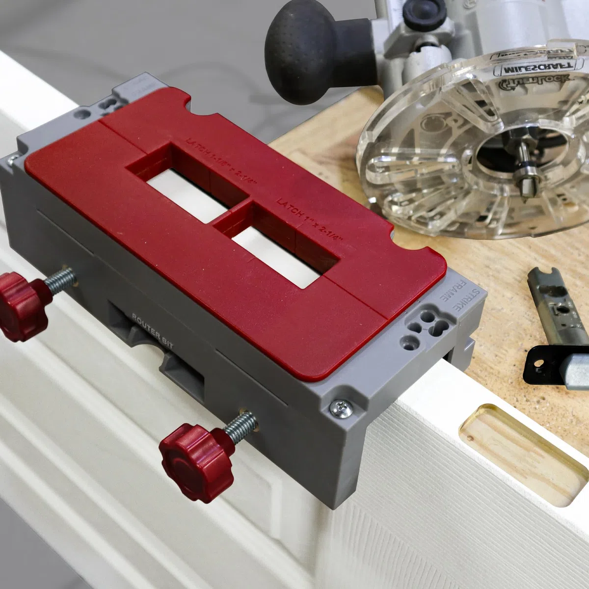 Milescraft 1229 Hinge Jig Plus - Doble sujeción de bisagra de puerta Jig Mortaja de bisagra de puerta Kit completo de instalación de bisagras Rout Mortajas de 6.3 cm a 11.4 cm. Placas de cierre y