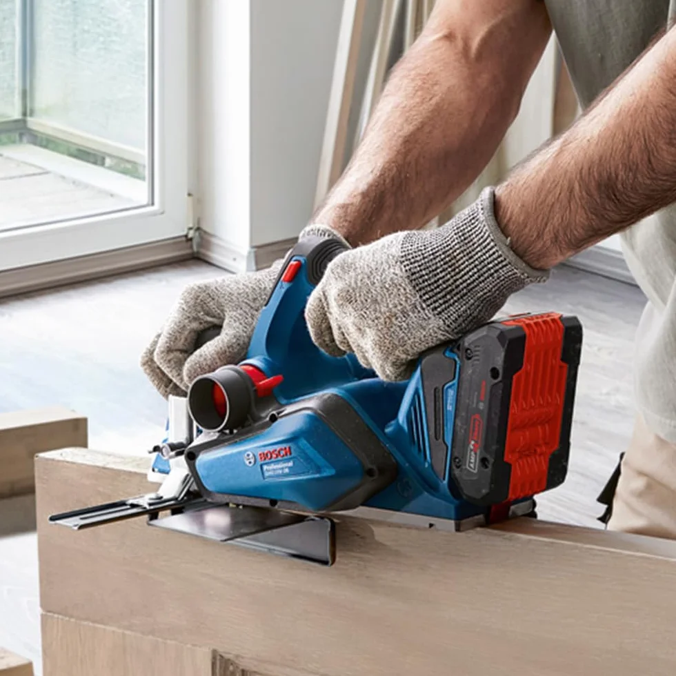 Bosch Professional 18V System cepillo a batería GHO 18V-26 (motor sin escobillas, incl. bolsa para polvo, tope paralelo, 1 cuchilla Wood Razor, L-BOXX, sin batería/cargador)