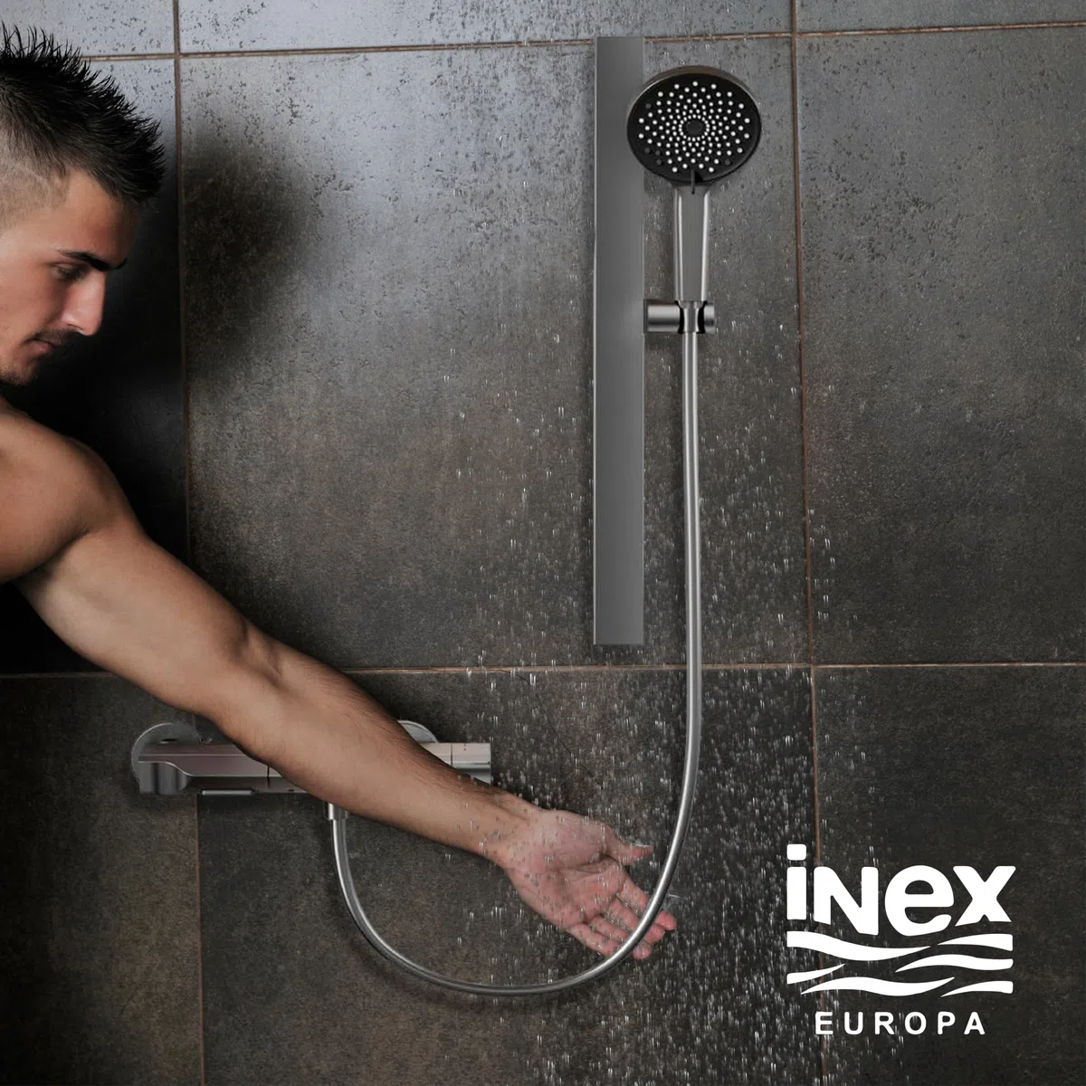 INEX EUROPA Columna de Ducha Negra Titanio con Grifo y Ducha de Mano Ajustable - Columna Ducha con Barra a Pared Graduable - Columna con Alcachofa Fácil de Instalar - 10 Años de Garantía