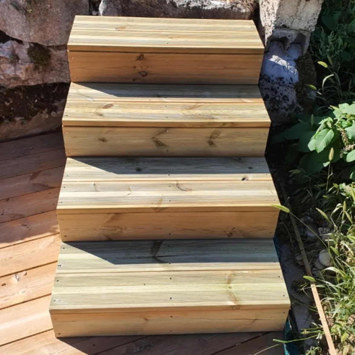 Los peldaños modulares Vinuovo permiten crear fácilmente un peldaño o una escalera exterior. - 2planchas - de 60 cm ancho - de altura 17 cm
