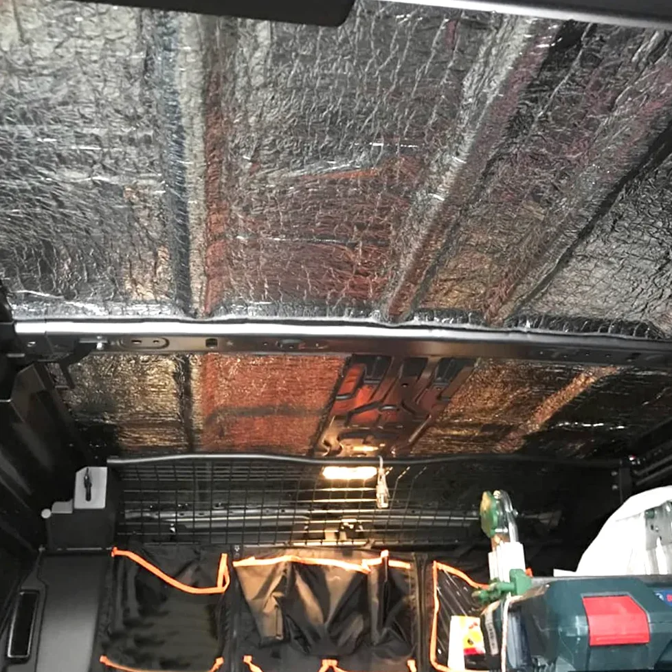 Aislante térmico reflexivo AUTOADHESIVO 100% aluminio (12m² = 10m x 1,20m). Fachadas, Ventanas, Persianas, Caravanas, Furgonetas y Coches. Fácil colocación sin herramientas