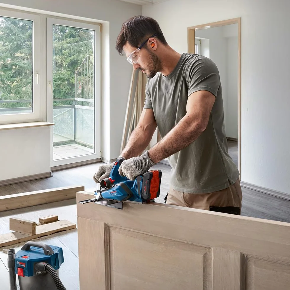 Bosch Professional 18V System cepillo a batería GHO 18V-26 (motor sin escobillas, incl. bolsa para polvo, tope paralelo, 1 cuchilla Wood Razor, L-BOXX, sin batería/cargador)