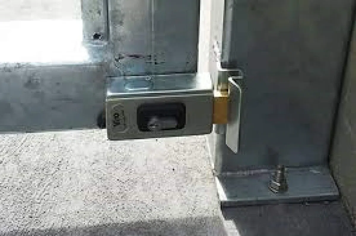 Cerradura electromecánica Viro para montaje horizontal, latón pulido y acero aleado, botón, desbloqueo con llave, rectangular, control táctil, seguridad de puertas o puertas