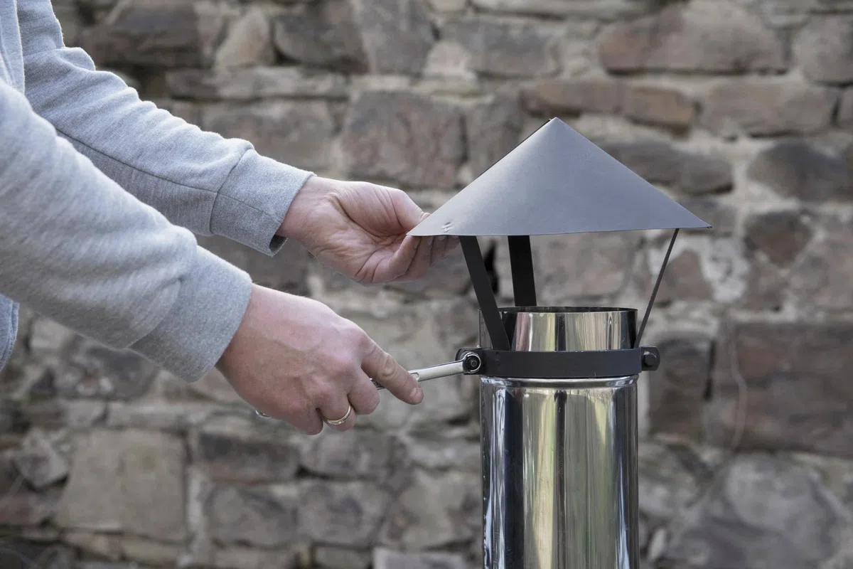 Cubierta para chimenea, tubo de humos, campana de lluvia, accesorio para chimenea, accesorio ajustable, color negro, con cierre de pinza, sombrero para chimenea (130 mm)