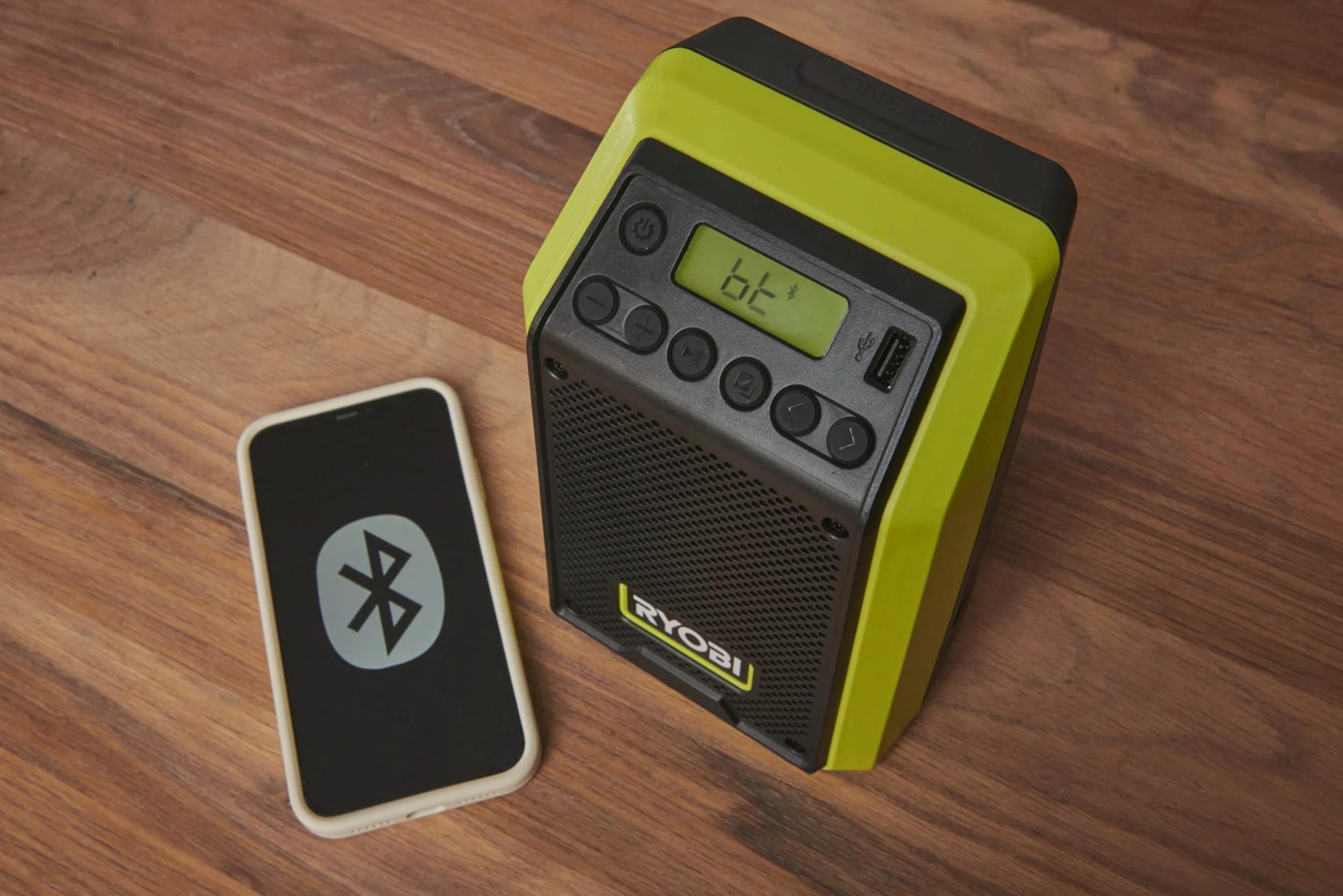 RYOBI - Radio y Altavoz a Batería 18V One+ Bluetooth Am/FM - Uso en Interiores y Exteriores - Conexión USB y Bluetooth 25m - Indicador de Carga - Sin Batería ni Cargador - RRDAB18-0