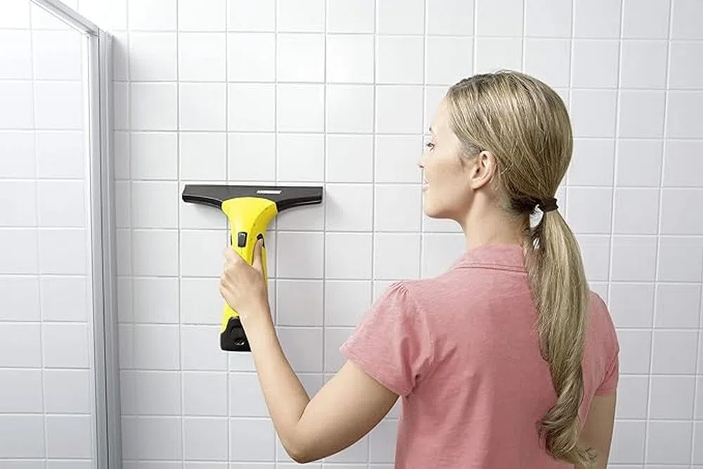 Kärcher Window Vac WV 2 Plus N Limpiadora de ventanas y cristales a batería (aspiradora limpiacristales), duración batería 35 min, peso 0,6 kg, botella pulverizadora, detergente concentrado 20 ml