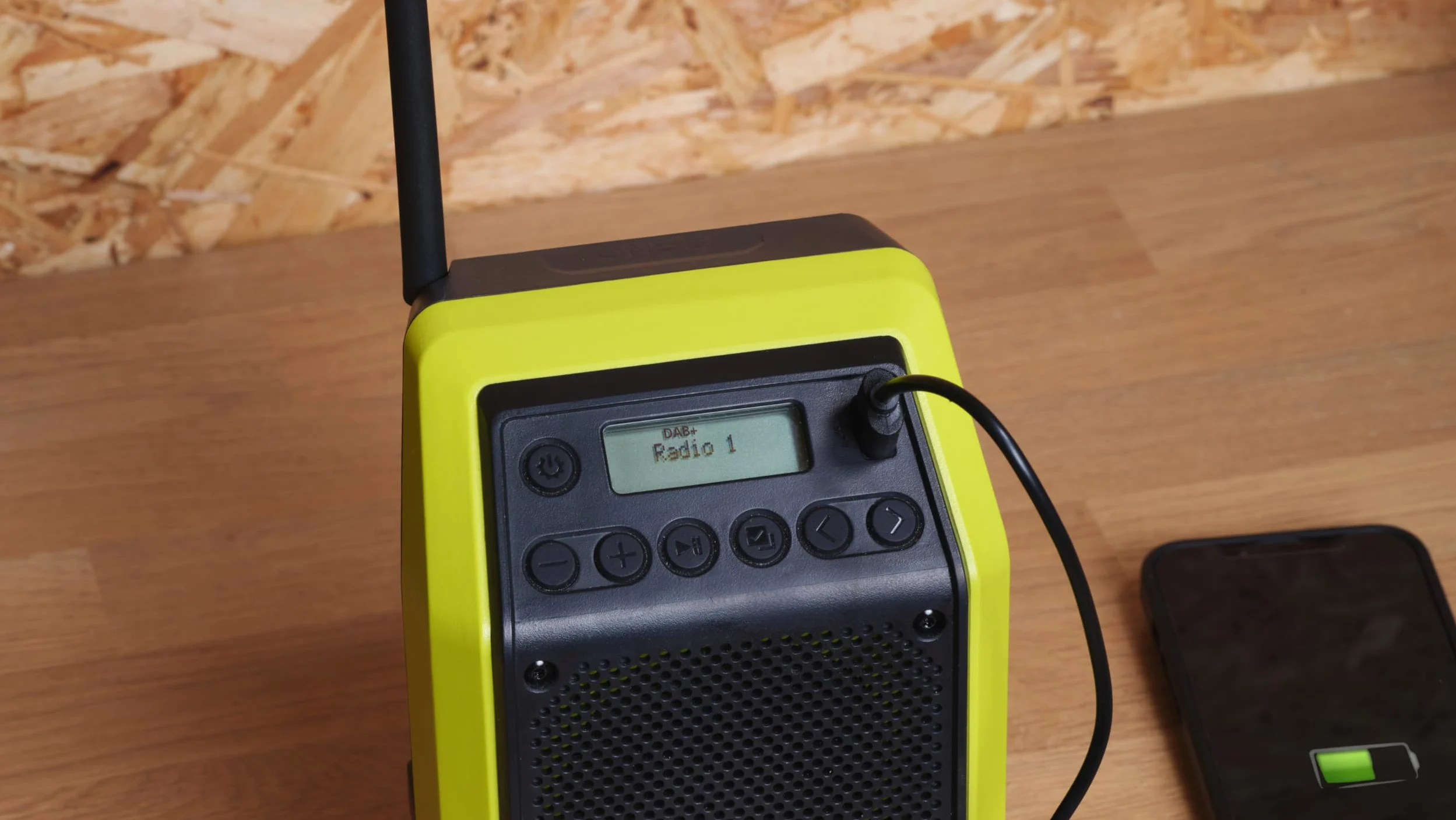 RYOBI - Radio y Altavoz a Batería 18V One+ Bluetooth Am/FM - Uso en Interiores y Exteriores - Conexión USB y Bluetooth 25m - Indicador de Carga - Sin Batería ni Cargador - RRDAB18-0