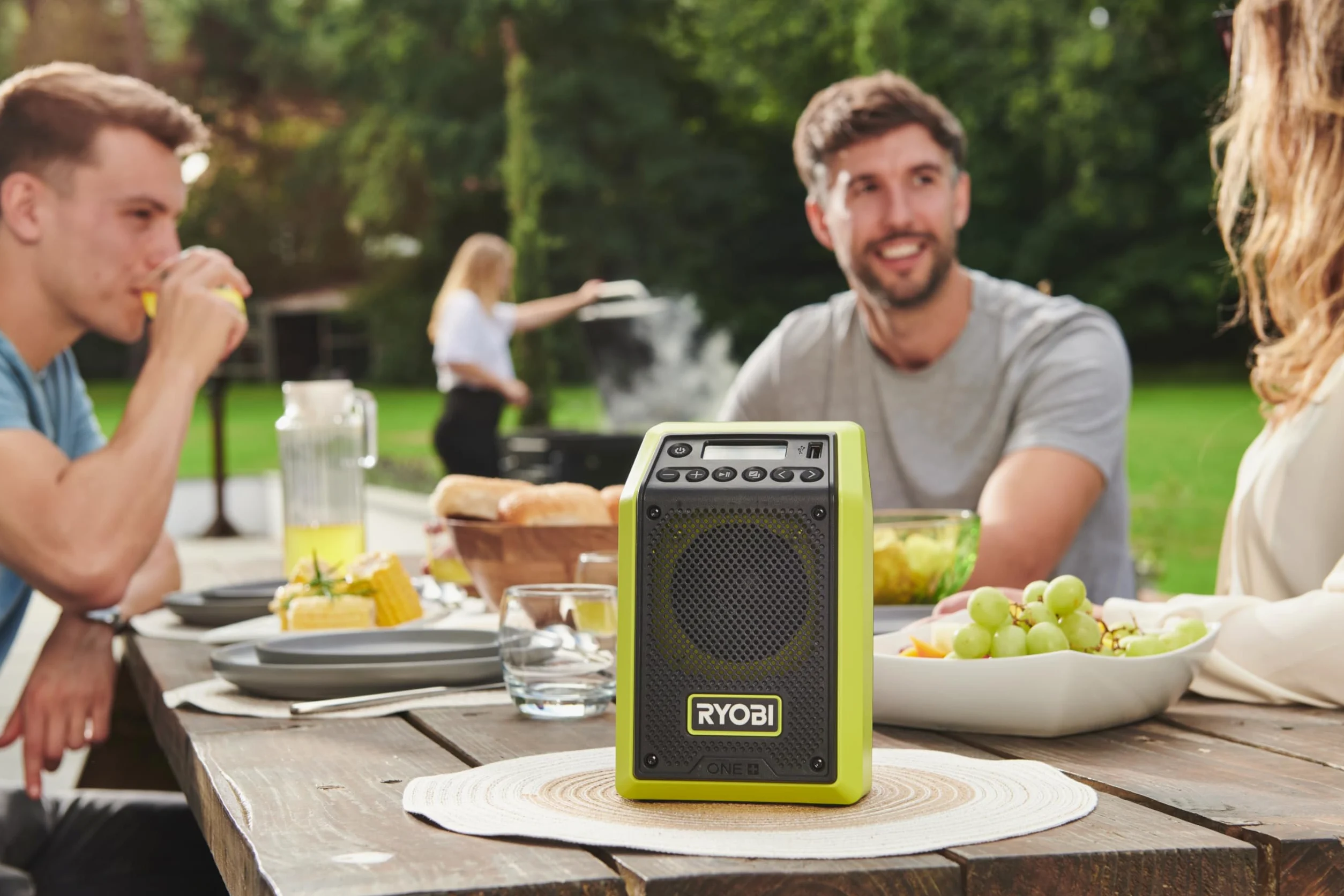 RYOBI - Radio y Altavoz a Batería 18V One+ Bluetooth Am/FM - Uso en Interiores y Exteriores - Conexión USB y Bluetooth 25m - Indicador de Carga - Sin Batería ni Cargador - RRDAB18-0