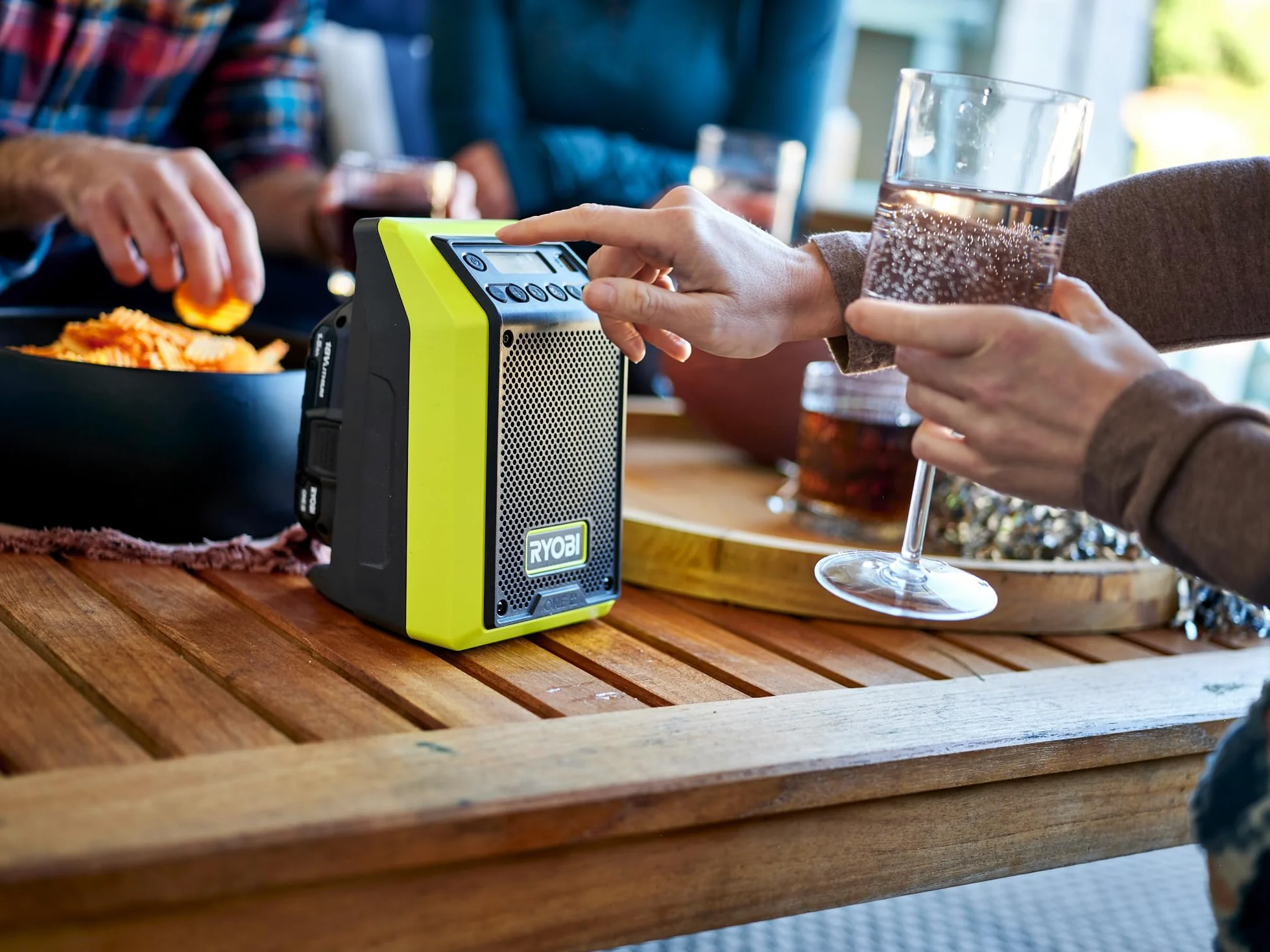 RYOBI - Radio y Altavoz a Batería 18V One+ Bluetooth Am/FM - Uso en Interiores y Exteriores - Conexión USB y Bluetooth 25m - Indicador de Carga - Sin Batería ni Cargador - RRDAB18-0