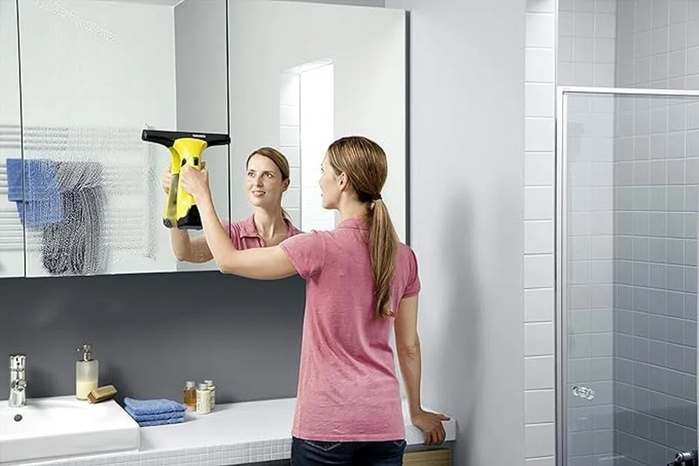 Kärcher Window Vac WV 2 Plus N Limpiadora de ventanas y cristales a batería (aspiradora limpiacristales), duración batería 35 min, peso 0,6 kg, botella pulverizadora, detergente concentrado 20 ml