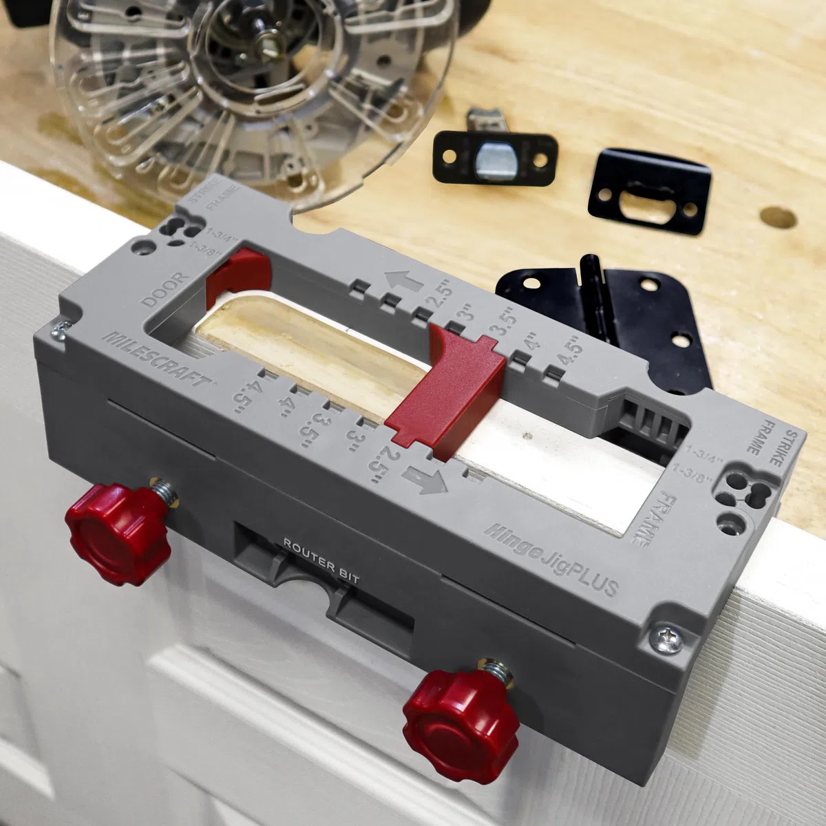 Milescraft 1229 Hinge Jig Plus - Doble sujeción de bisagra de puerta Jig Mortaja de bisagra de puerta Kit completo de instalación de bisagras Rout Mortajas de 6.3 cm a 11.4 cm. Placas de cierre y