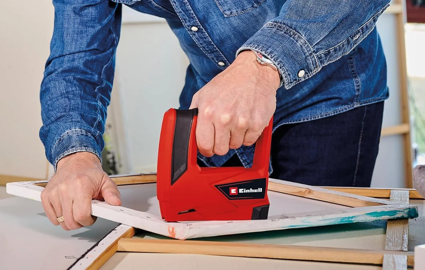 Einhell Grapadora a batería TC-CT 3,6 Li (3,6V, 1,3Ah, 30 disparos/min, ergonómico. Empuñadura suave, nariz de seguridad, entrega con caja metálica, cargador y 1000 grapas)